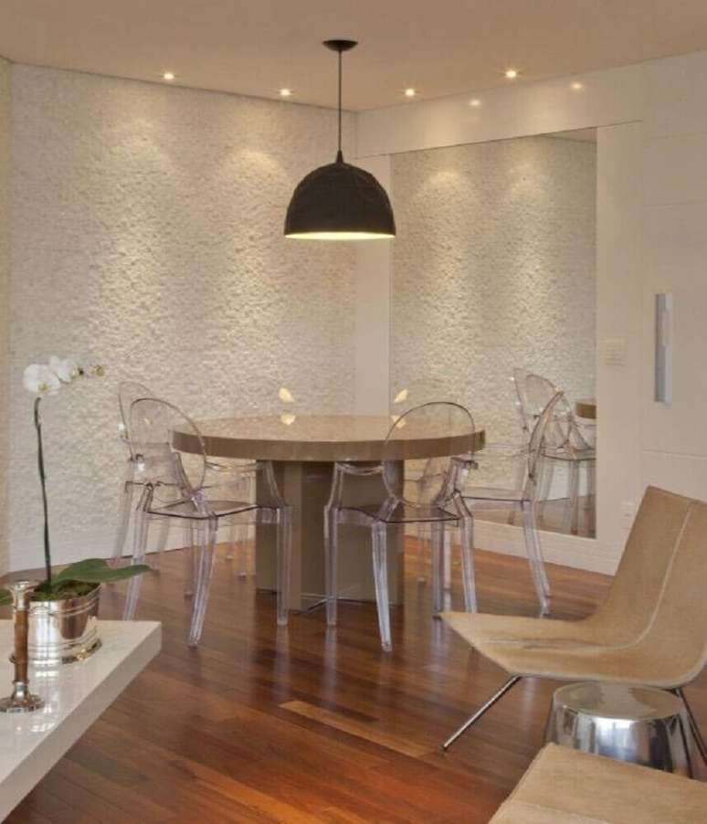 58. As cadeiras de acr&iacute;lico transparente s&atilde;o perfeitas para a decora&ccedil;&atilde;o de sala de jantar moderna e sofisticada &ndash; Foto: Patricia Kolanian