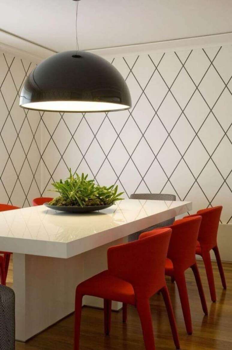 59. Sala de jantar moderna decorada com pendente preto e cadeiras vermelhas – Foto: Roberto Migotto
