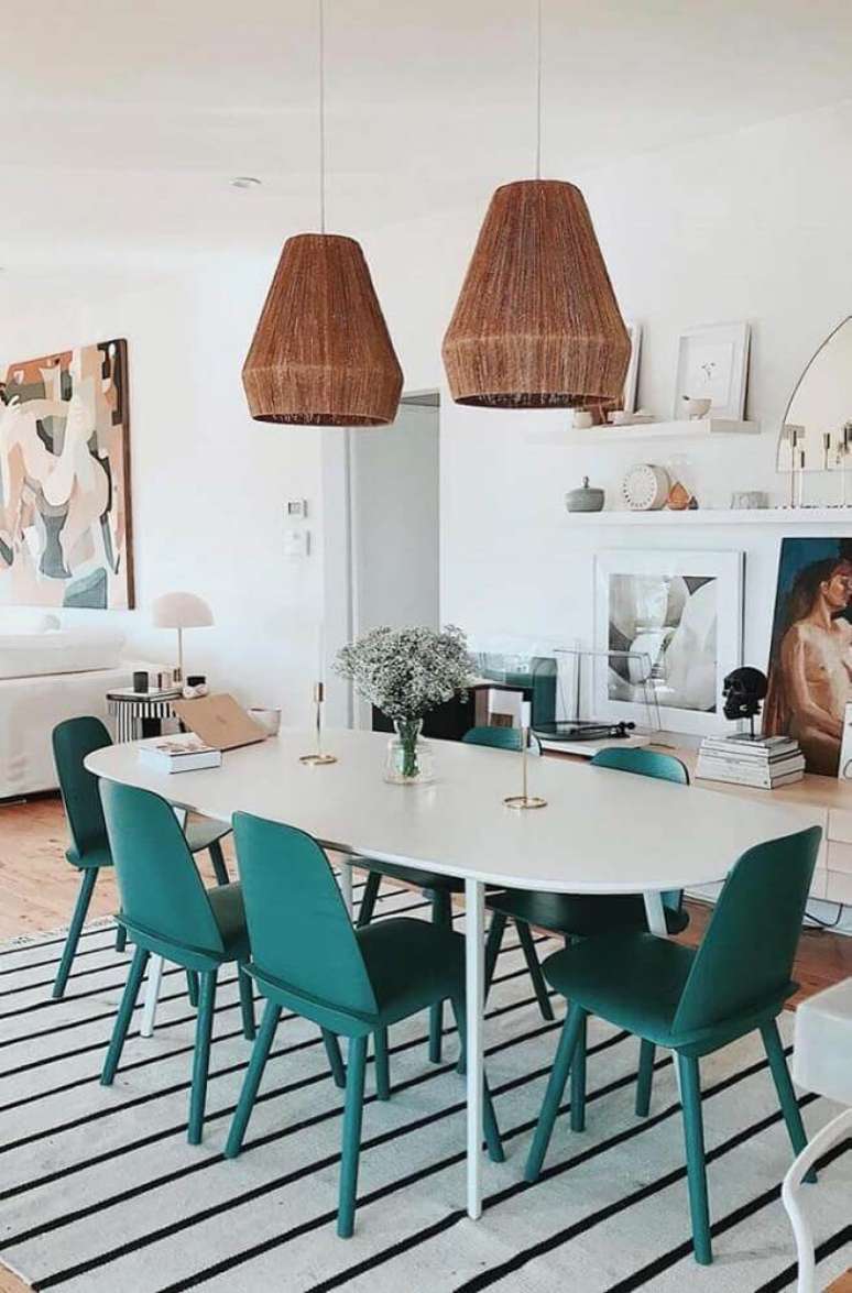 10. Decoração de sala de jantar moderna com tapete listrado e cadeiras verdes – Foto: Pinterest