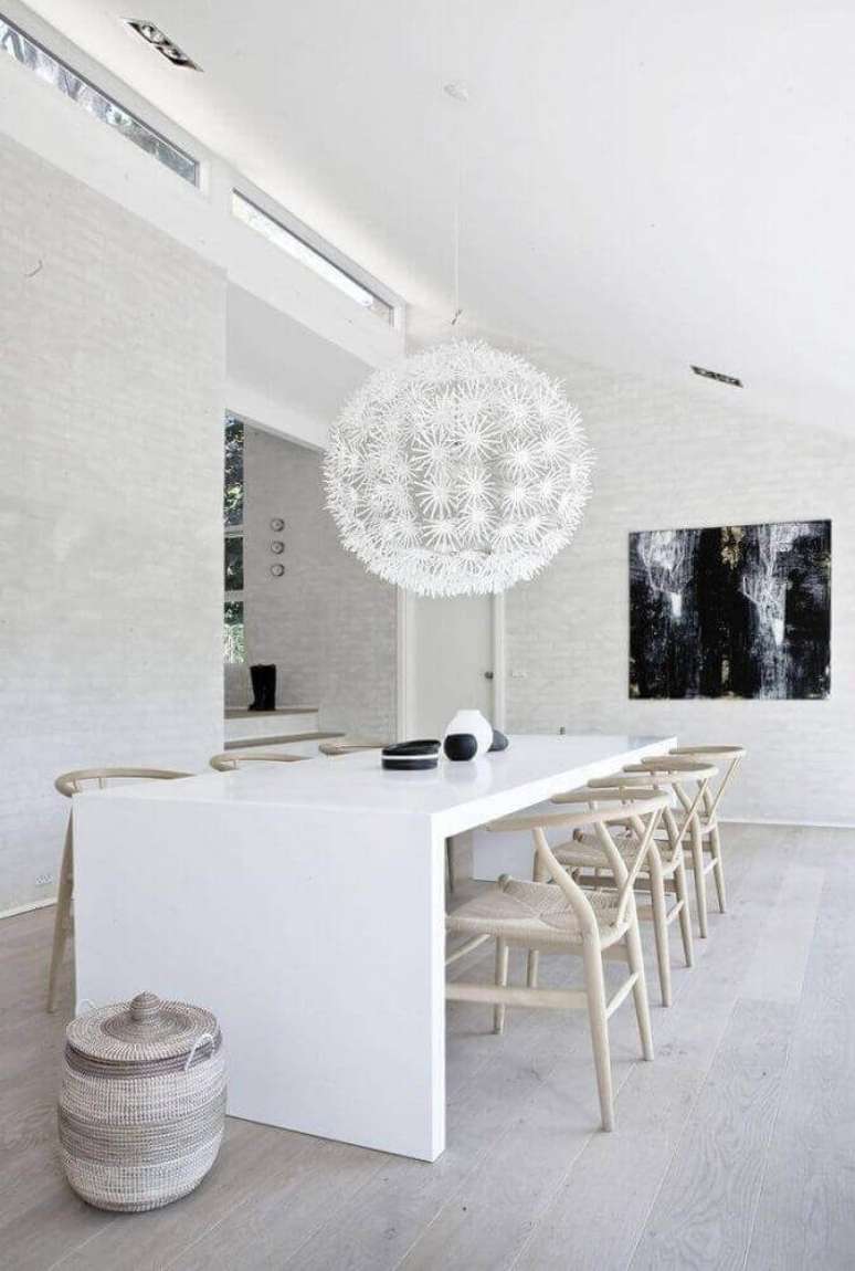 61. Sala de jantar moderna decorada toda branca com grande pendente diferente sobre a mesa – Foto: Studia 54