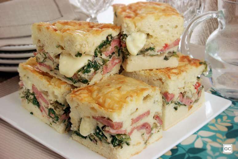 Torta de calabresa com escarola e queijo