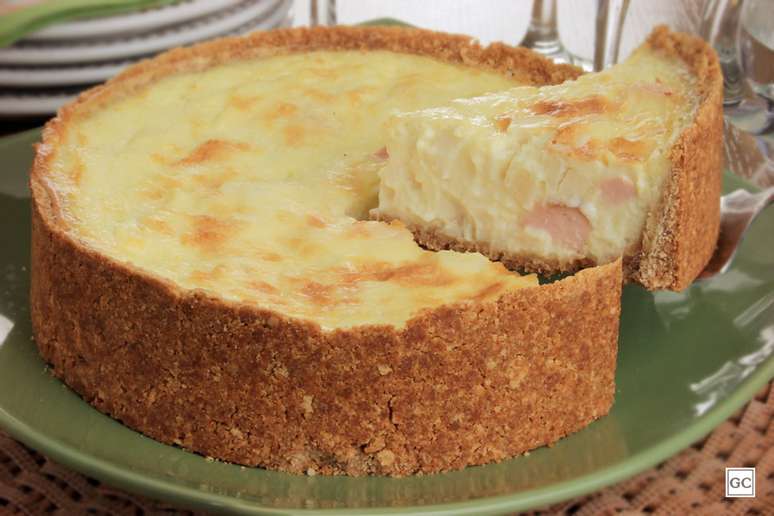 Torta cremosa de queijos com peito de peru e palmito