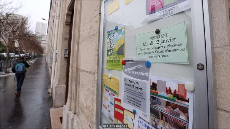 Esta imagem de 2013 mostra uma placa de uma escola em Paris reivindicando uma semana escolar de 4,5 dias