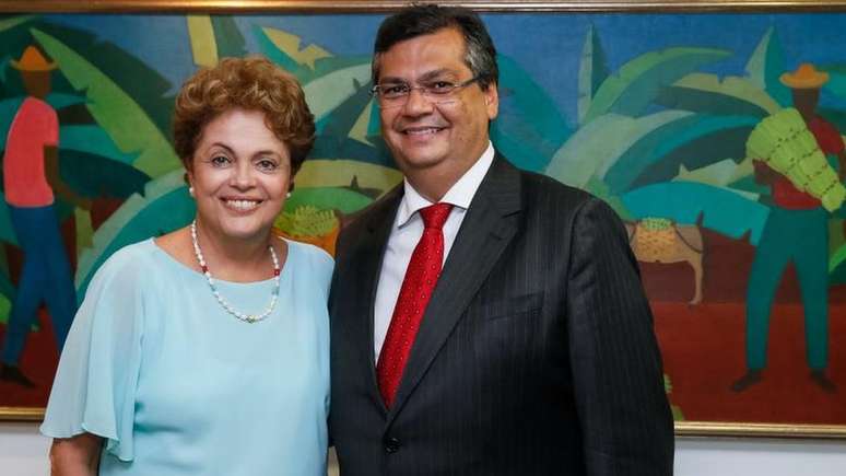 Dilma Rousseff e Flávio Dino, em foto de 2015; governador reconhece que brasileiros de menor renda viram condições de vida piorar no governo da petista
