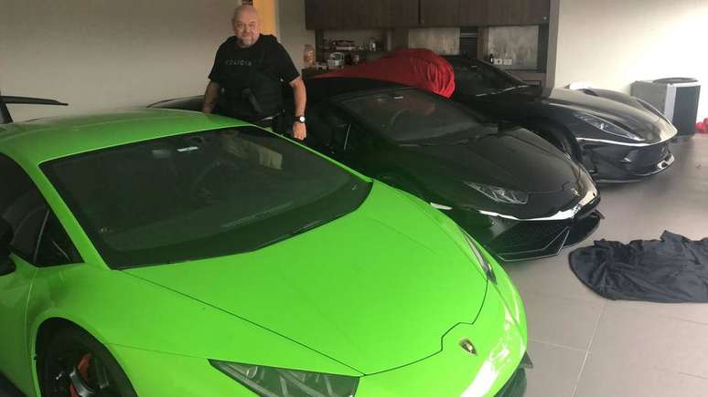 Carros de luxo foram apreendidos em opera&ccedil;&atilde;o.