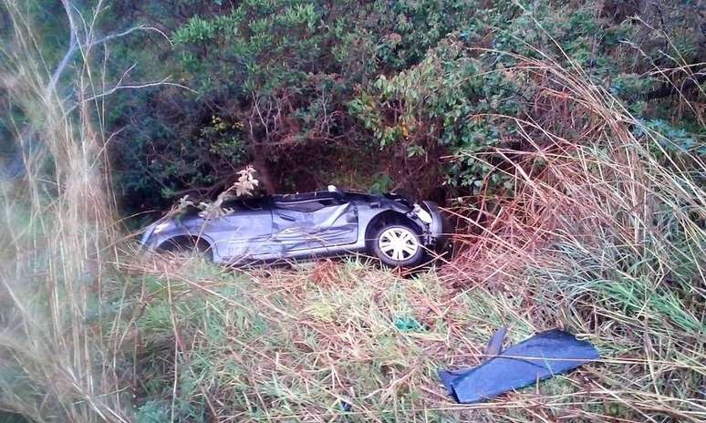 Carro da família no buraco em Araguari (MG)