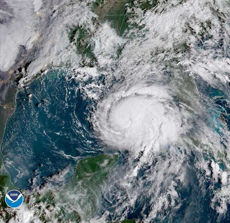 Imagem da Administração Nacional Oceânica e Atmosférica dos EUA (NOAA) mostra furacão Michael sobre o Golfo do México 09/10/2018  Cortesia da NOAA GOES-East/Divulgação via Reuters