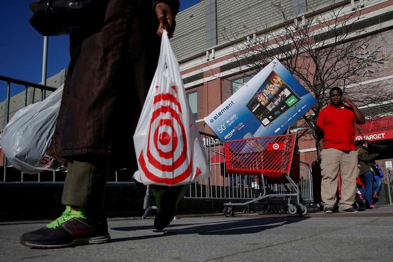 Consumidores deixam mercado em Nova York, Estados Unidos 24/11/2017 REUTERS/Brendan McDermid 