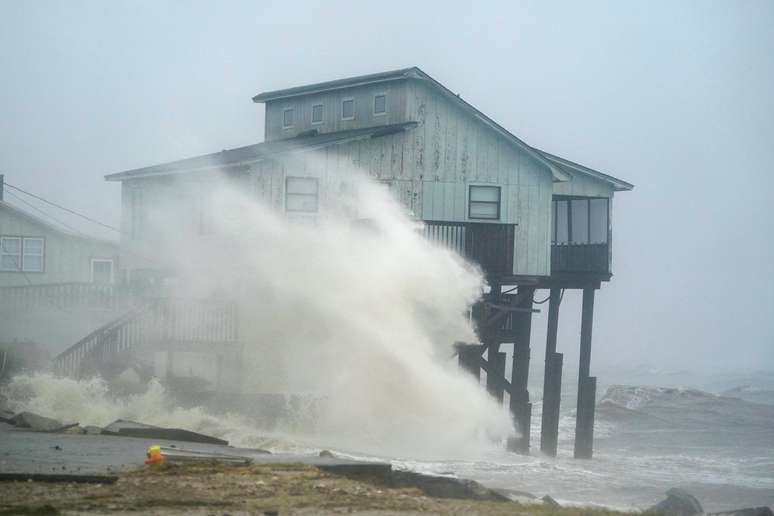 Ondas atingem casa com a chegada do furacão Michael à Flórida
10/10/2018 REUTERS/Carlo Allegri