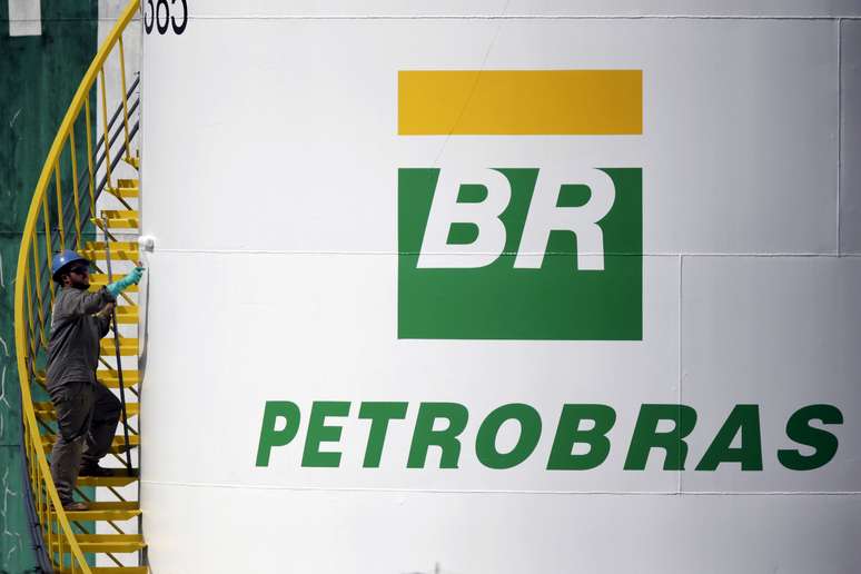 Trabalhador pinta tanque da Petrobras em Brasília
30/09/2018 REUTERS/Ueslei Marcelino