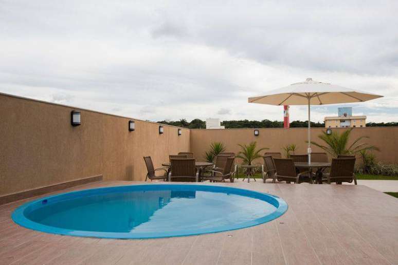 3- A piscina de fibra &eacute; a melhor alternativa de como construir uma piscina barata.