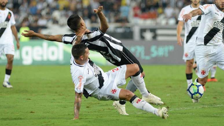 Lance em que Ramon puxa o ombro de Kieza. O árbitro não viu falta (Rodrigo Soares Pires/AM Press &amp; Images)