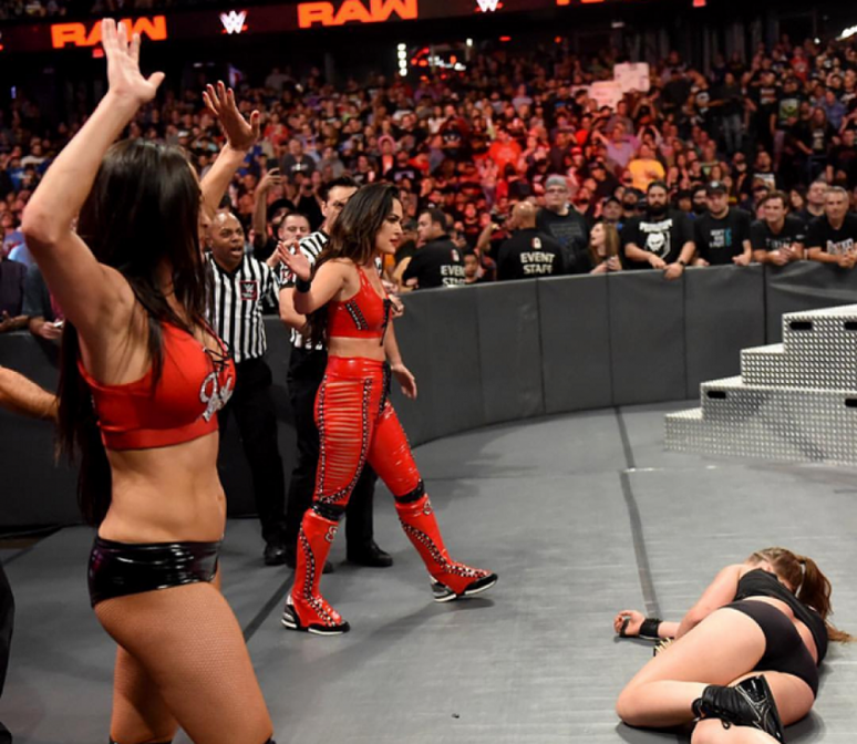 Após vencer luta no WWE, Ronda Rousey acabou sendo surpreendida por companheiras de equipe (Foto: Divulgação)