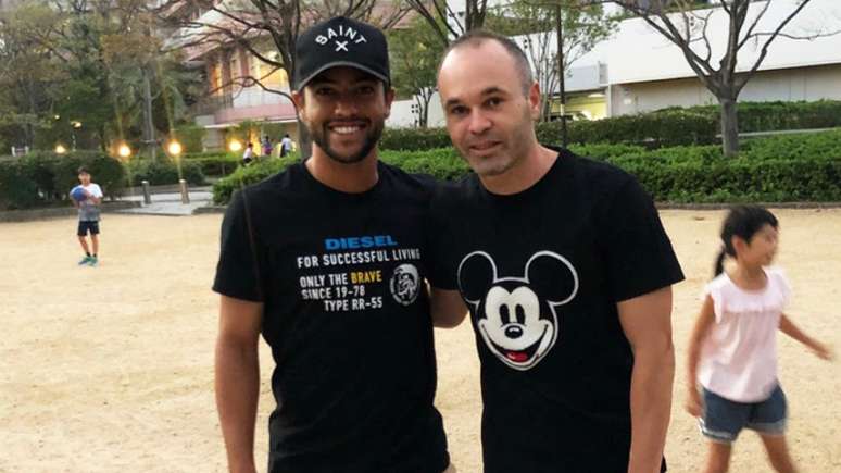 Felipe tieta o meia Iniesta (Foto: Divulgação)