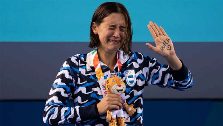 Delfina Pignatiello se emociona ao dedicar a medalha a avó morta há uma semana (Foto: Divulgação/COI)