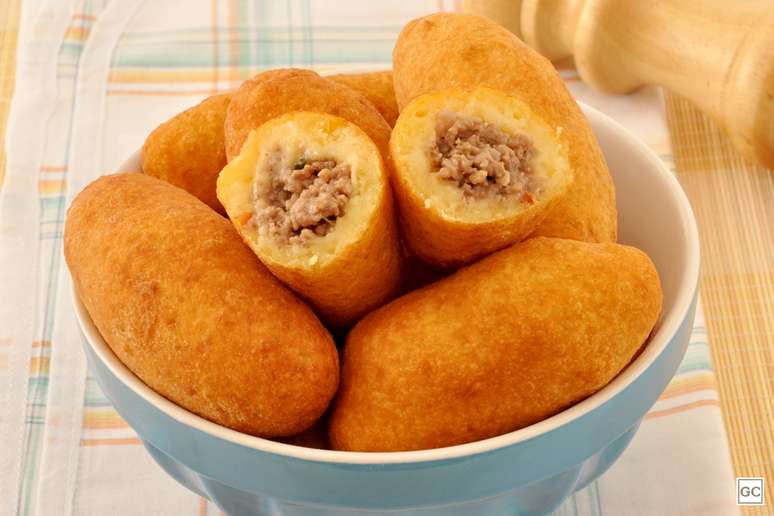 Bolinho de mandioca com carne moída