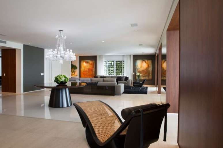 30. Usar um móvel de designer, como essa chaise assinada por Oscar Niemeyer, deixa as salas decoradas ainda mais sofisticadas. Projeto de Marcia Batiste Lide Mello