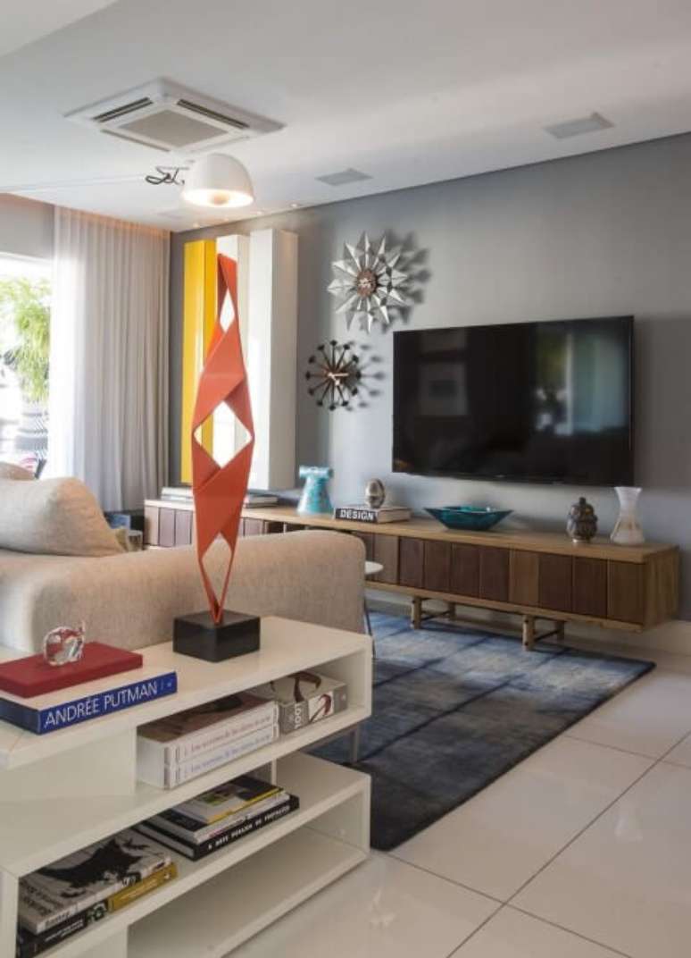 33. Al&eacute;m dos quadros decorativos para sala, outros v&aacute;rios objetos podem tamb&eacute;m ser usados para complementar o d&eacute;cor desse c&ocirc;modo. Projeto de Rodrigo Maia