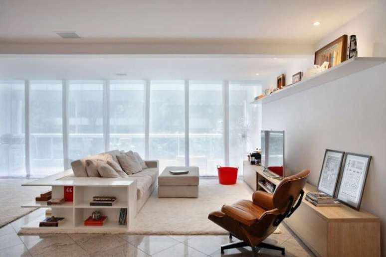 4. A poltrona de couro d&aacute; mais sofistica&ccedil;&atilde;o a essa decora&ccedil;&atilde;o de sala bem clean da Todo Dia Arquitetura