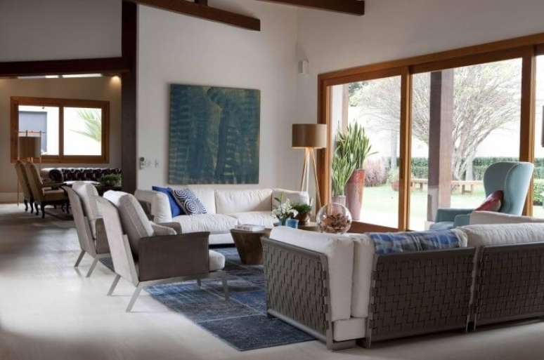 28. Essa é uma boa inspiração para a decoração de sala pequena, com sofá e poltronas brancos. Projeto de Deborah Roig