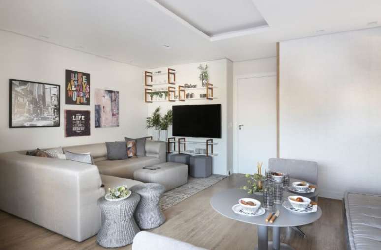 51. Decora&ccedil;&atilde;o de sala integrada com sof&aacute; em L e canto alem&atilde;o. Projeto de Lucia Wjuniski