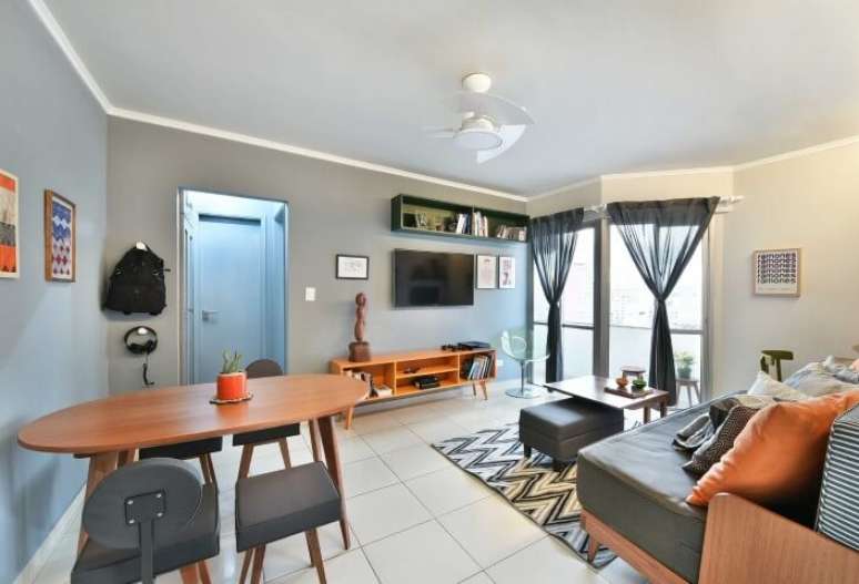 59. A paleta de cores aqui &eacute; bem explicitada, s&atilde;o tons de branco, cinza e laranja. Projeto de Move M&oacute;vel