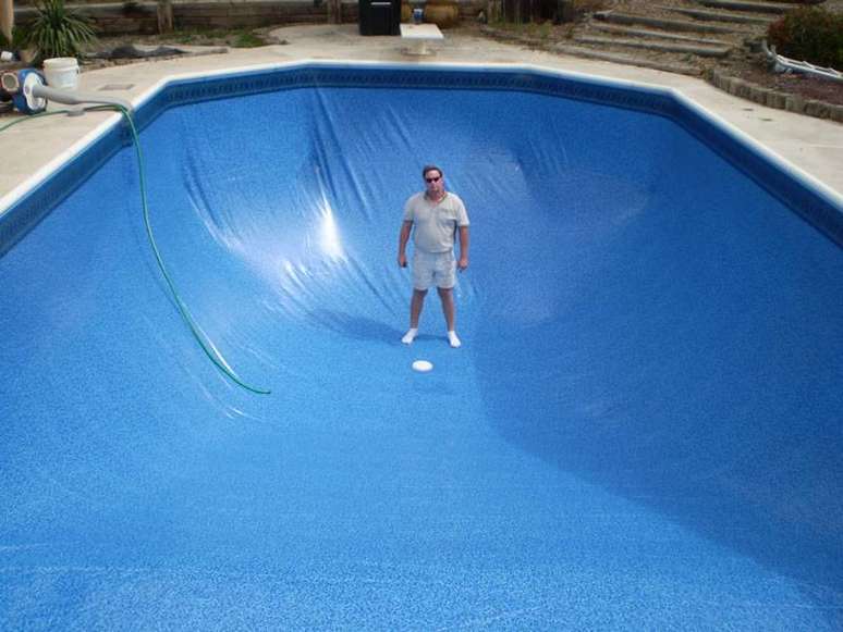 6- Como construir uma piscina de vinil requer cuidados para não proliferação de bactérias, mantenha a água bem tratada.