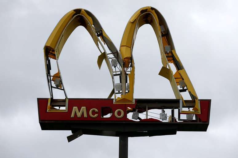 Símbolo do McDonald's foi avariado pela passagem da tempestade em Panama City, na Flórida