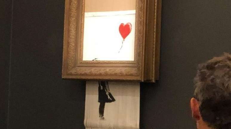 Minutos depois de o quadro Menina Com Balão ser vendido na casa de leilão Sotheby's, em Londres, a tela se autodestruiu.