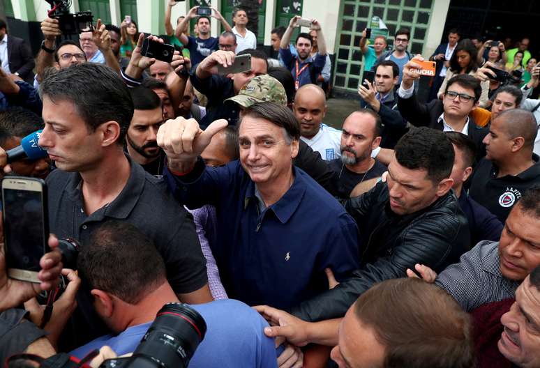 Jair Bolsonaro acena ap&oacute;s votar no Rio de Janeiro
 7/10/2018   REUTERS/Pilar Olivares  