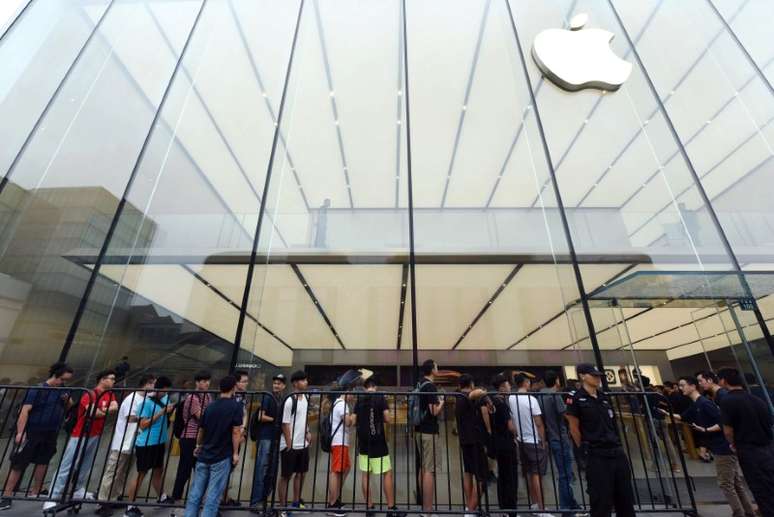 Pessoas fazem fila em loja da Apple na China para adquirir os novos iPhones da companhia. 21/09/2018.   REUTERS/Stringer.