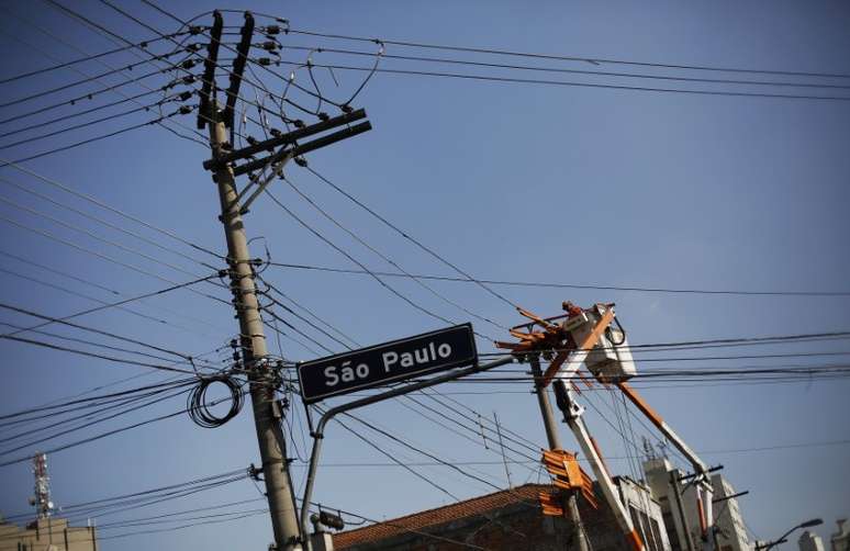 Técnico da Eletropaulo trabalha no centro de São Paulo 08/04/2014 REUTERS/Nacho Doce