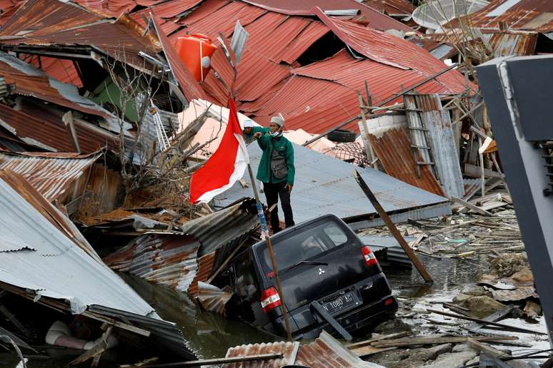 Homem em meio a destroços de terremoto em Palu, na Indonésia 11/10/2018 REUTERS/Darren Whiteside
