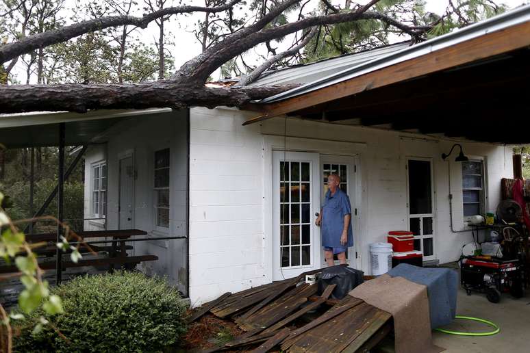 Andrew Lamonica observa árvore que caiu sobre sua casa durante passagem do furacão Michael, na Flórida, Estados Unidos 10/10/2018 REUTERS/Jonathan Bachman 