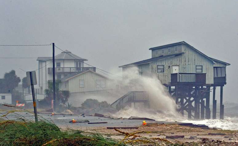 Ondas atingem casas no litoral da Flórida durante passagem do furacão Michael 10/10/2018 REUTERS/Steve Nesius