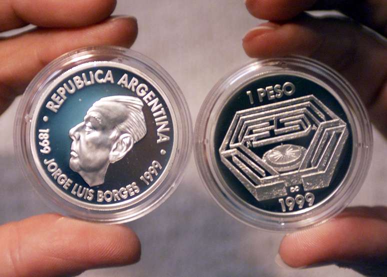 Moeda comemorativa marca 100 anos do falecido escritor argentino Jorge Luis Borges  24/08/1999 
