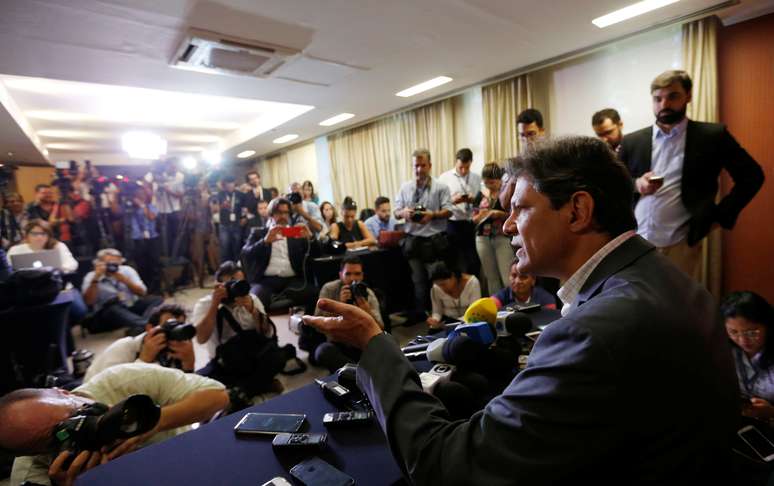 Candidato do PT &agrave; Presid&ecirc;ncia, Fernando Haddad, d&aacute; entrevista coletiva ap&oacute;s visitar CNBB
11/10/2018
REUTERS/Adriano Machado