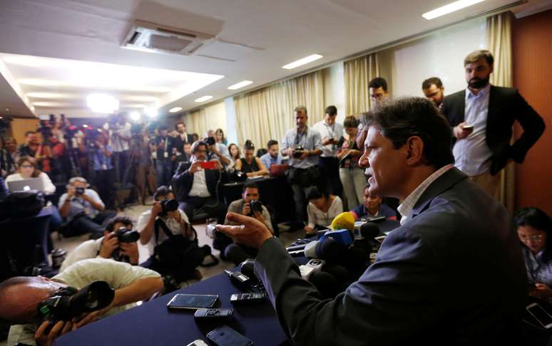 Candidato do PT à Presidência, Fernando Haddad, dá entrevista coletiva após visitar CNBB
11/10/2018
REUTERS/Adriano Machado