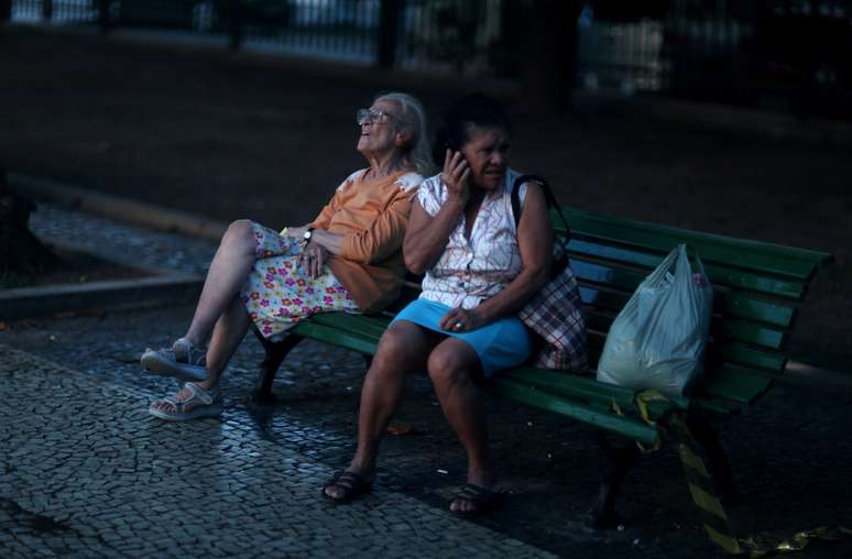 Idosa sentada em banco de pra&ccedil;a no Rio de Janeiro 6/12/2016 REUTERS/Pilar Olivares 