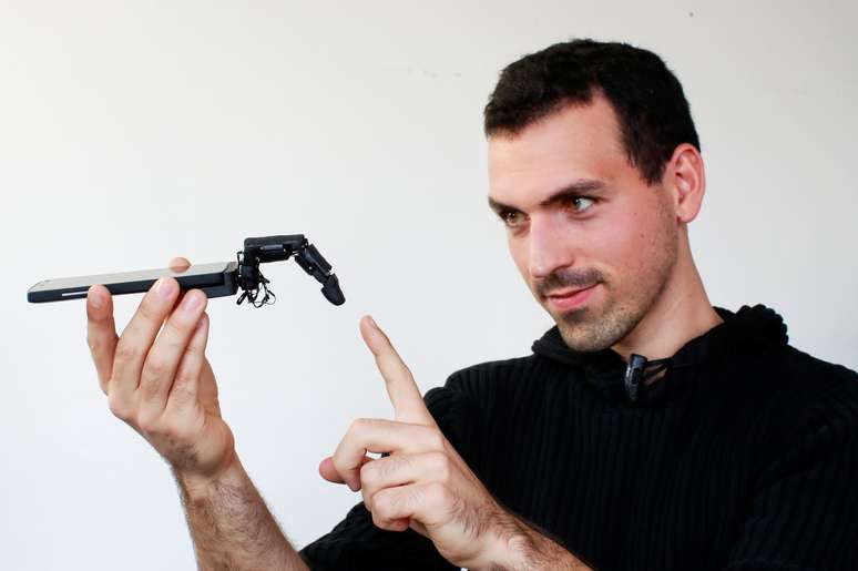 Pesquisador Marc Teyssier posa com seu dedo rob&oacute;tico para celular "MobiLimb" em Paris, Fran&ccedil;a
09/10/2018 REUTERS/Gonzalo Fuentes