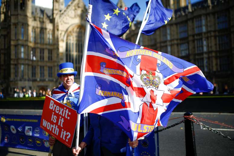 Manifestantes contra o Brexit agitam bandeiras perto do Parlamento, em Londres. 11/10/2018. REUTERS/Henry Nicholls 