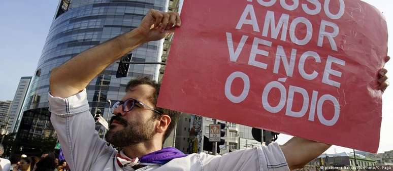 Homem protesta contra o discurso de ódio em manifestação contra Bolsonaro em São Paulo