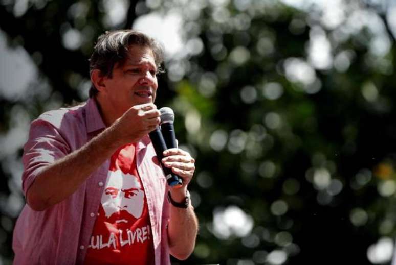 Fernando Haddad em ato de campanha em São Mateus, na periferia de São Paulo