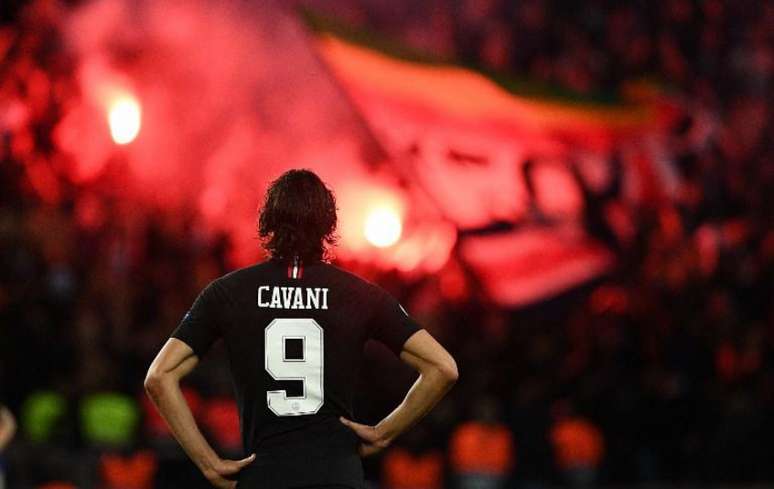 Cavani se sente isolado no PSG, enquanto números comprovam que Neymar e Mbappé tocam poucas bolas para o uruguaio (Foto: Franck Fife/AFP)