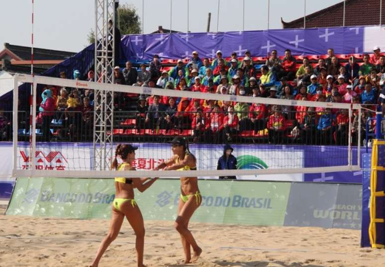 Maria Clara e Elize Maia estrearam contra dupla da China (Foto: FIVB)