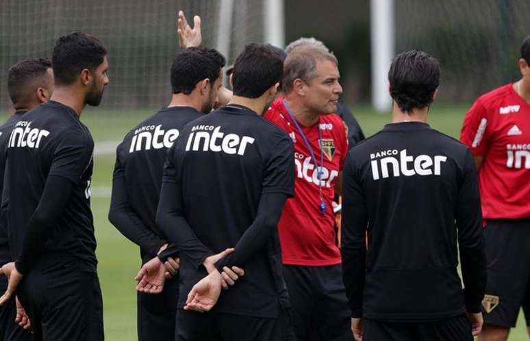 Diego Aguirre orienta os jogadores durante treino na Barra Funda - FOTO: Rubens Chiri/saopaulofc.net