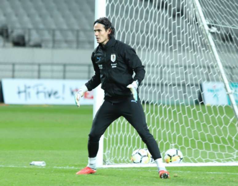 Cavani vira goleiro em 'rachão' do Uruguai (Foto: Divulgação/AUF)