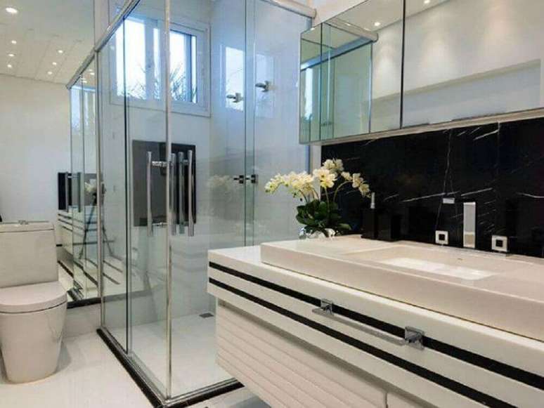 10. Decora&ccedil;&atilde;o moderna para banheiro planejado preto e branco &ndash; Foto: Iara K&iacute;laris