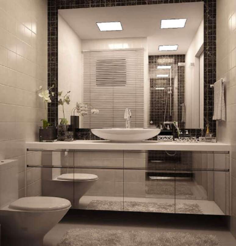 12. O modelo espelhado de arm&aacute;rio de banheiro planejado pequeno &eacute; excelente para ampliar visualmente o espa&ccedil;o &ndash; Foto: Pinterest