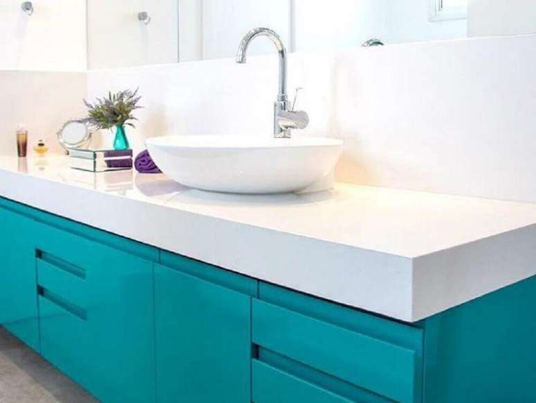 13. Invista em modelos coloridos de arm&aacute;rio de banheiro planejado para dar um toque mais alegre na decora&ccedil;&atilde;o &ndash; Foto: Est&uacute;dio Canarinho